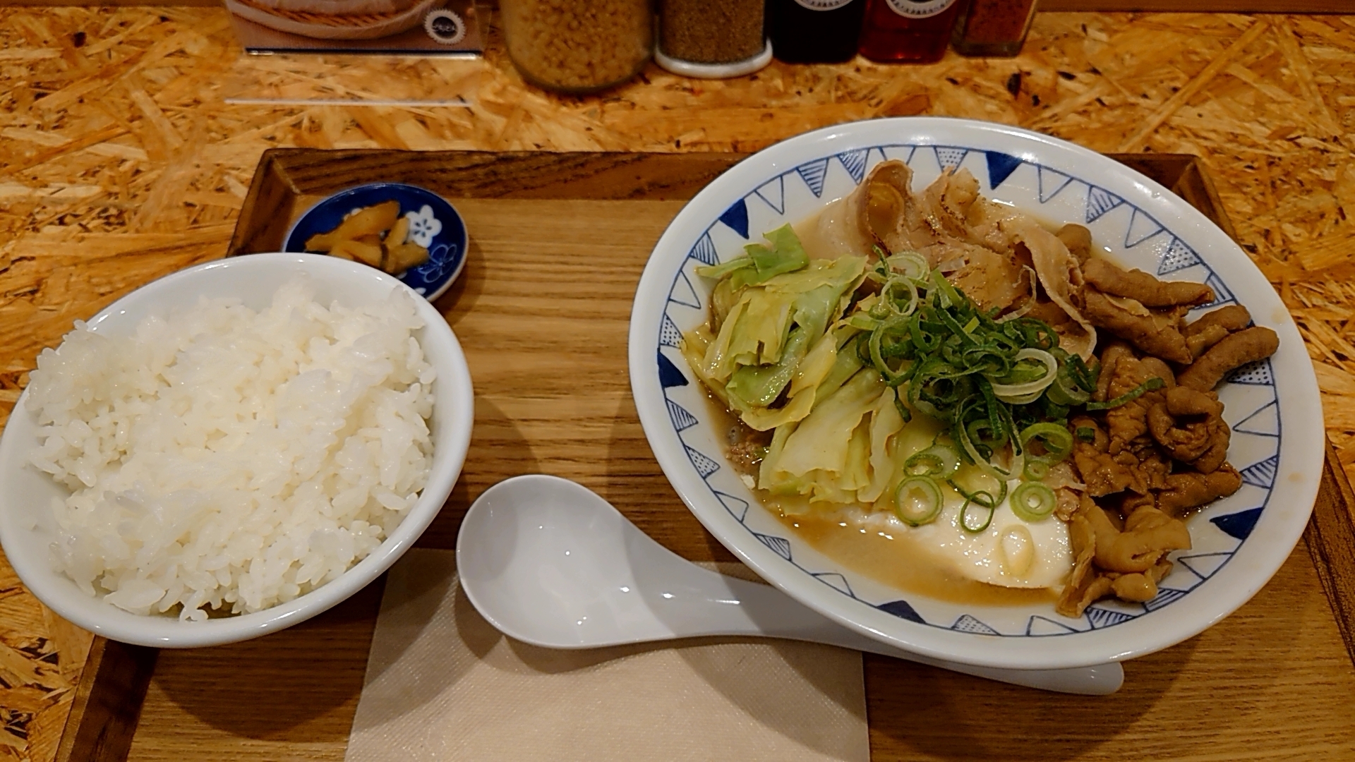 ごちとん さんのもつ煮込み豚汁定食！